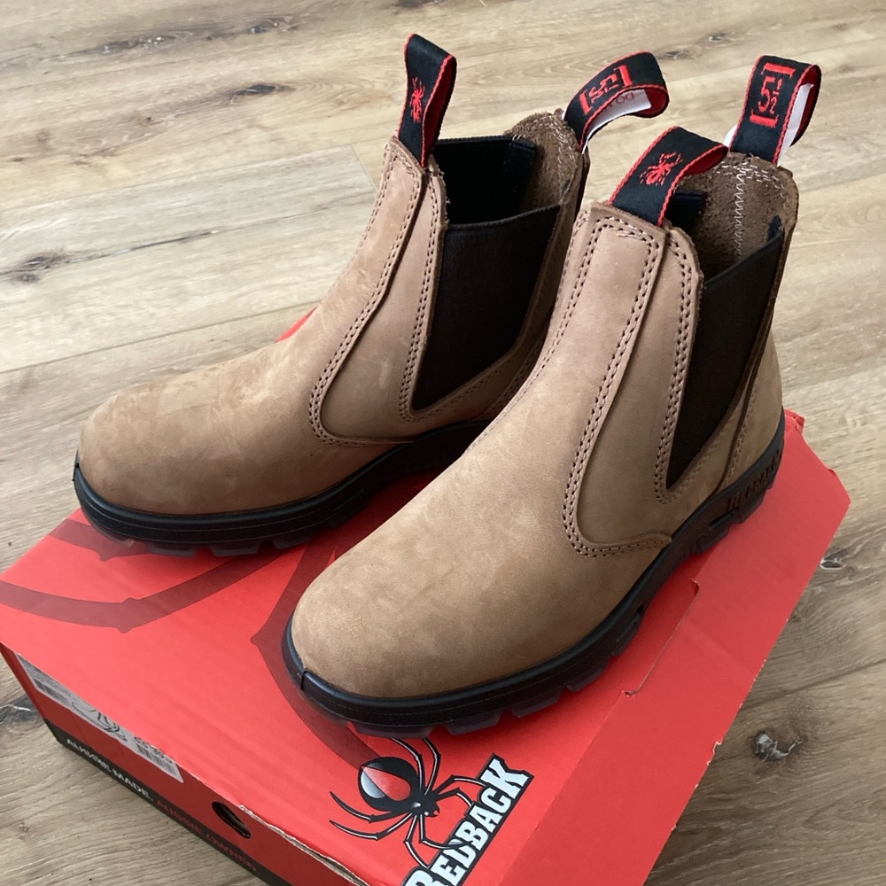 Brand new in box pair of Redback Mesa Leather boots sz US 7/7.5 AU 5 1/2